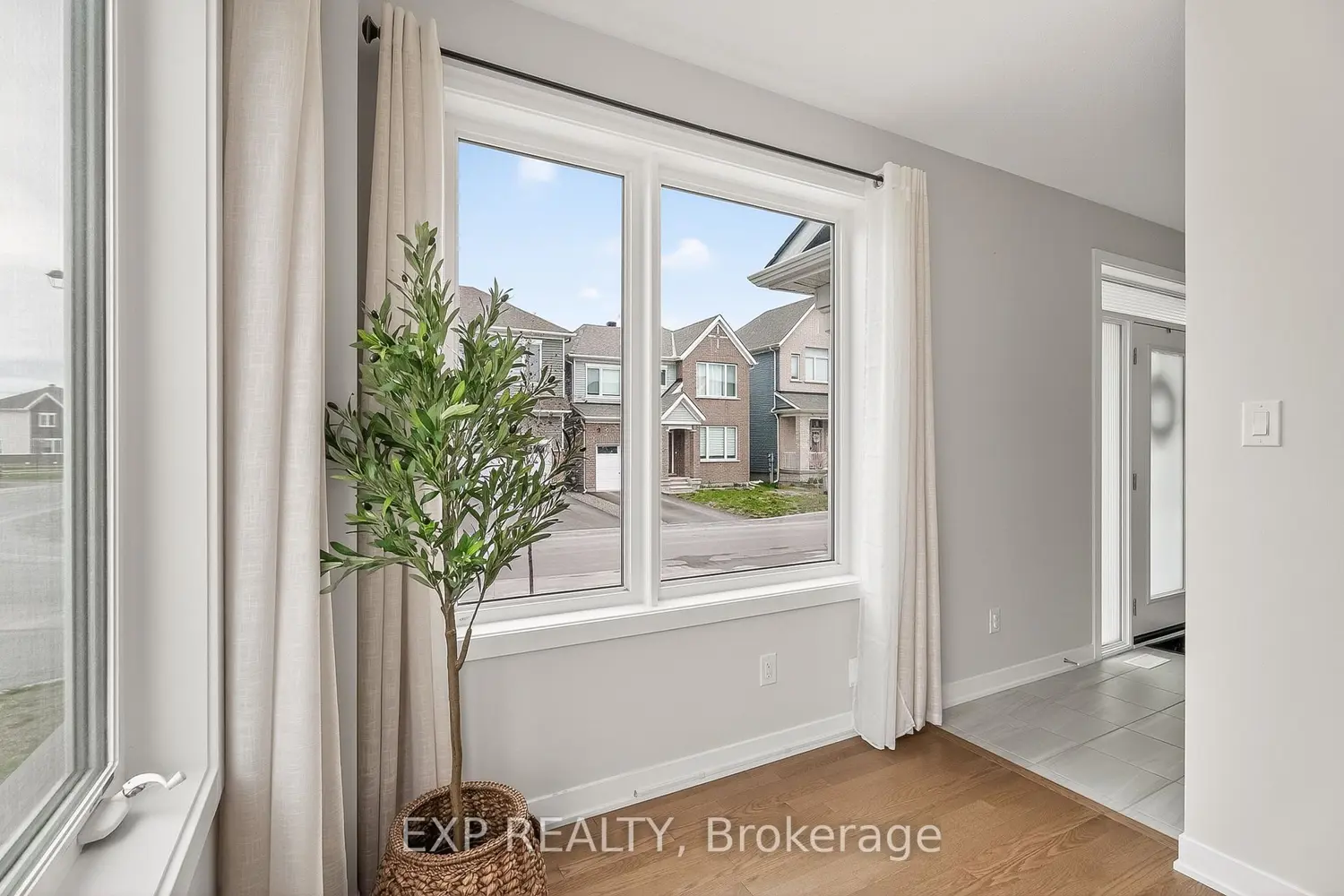 909 Lesage Way photo 3