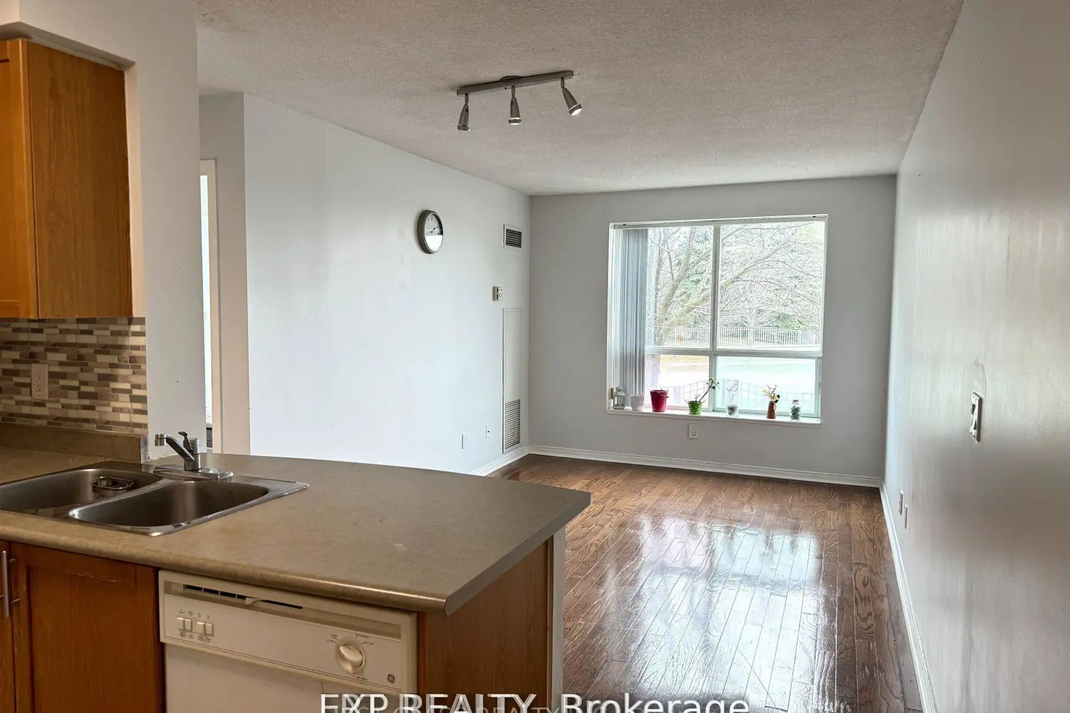 Additional image 5 of 51 Baffin Crescent 301
