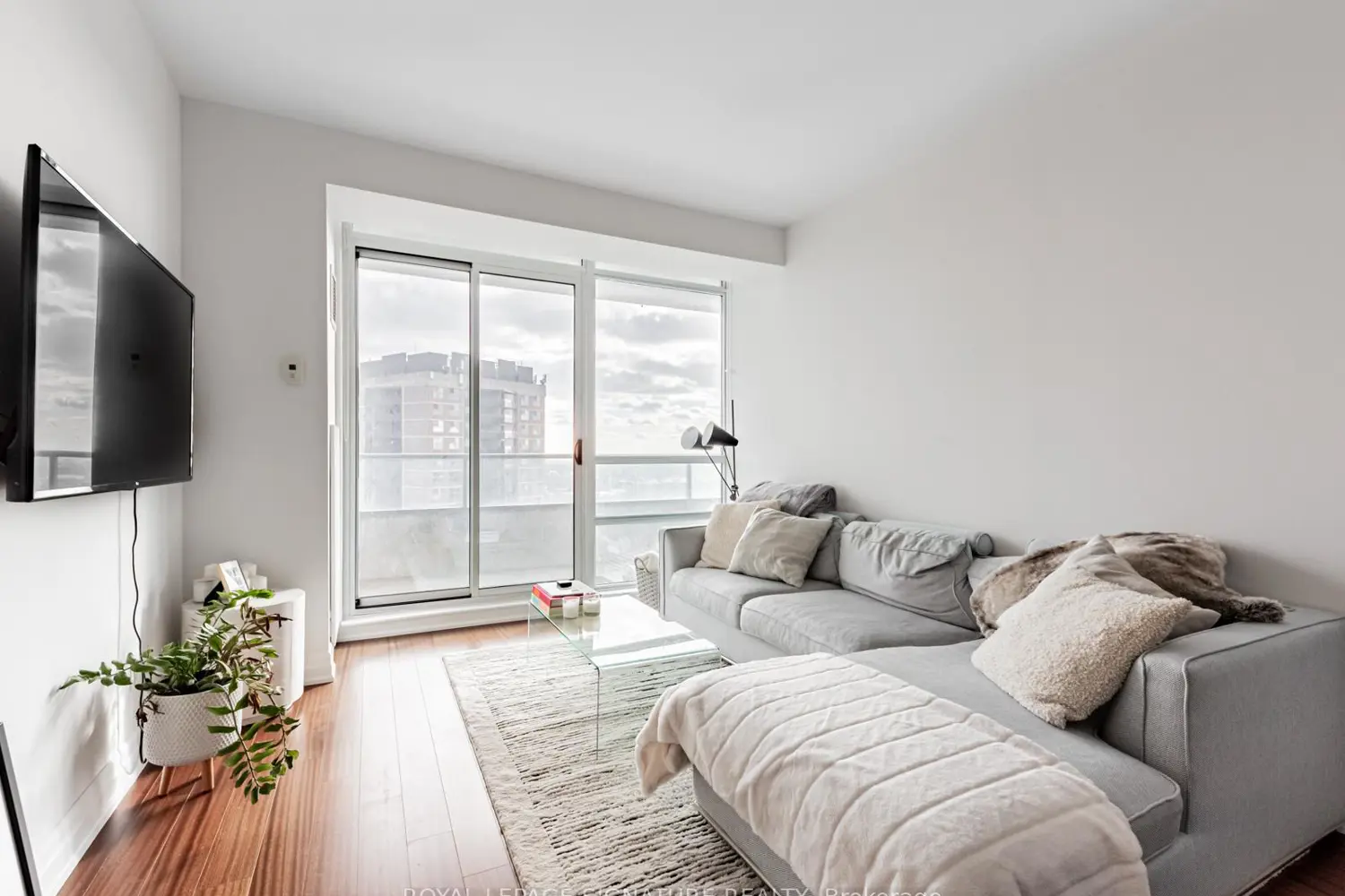 Additional image 7 of 500 St Clair Avenue 1607