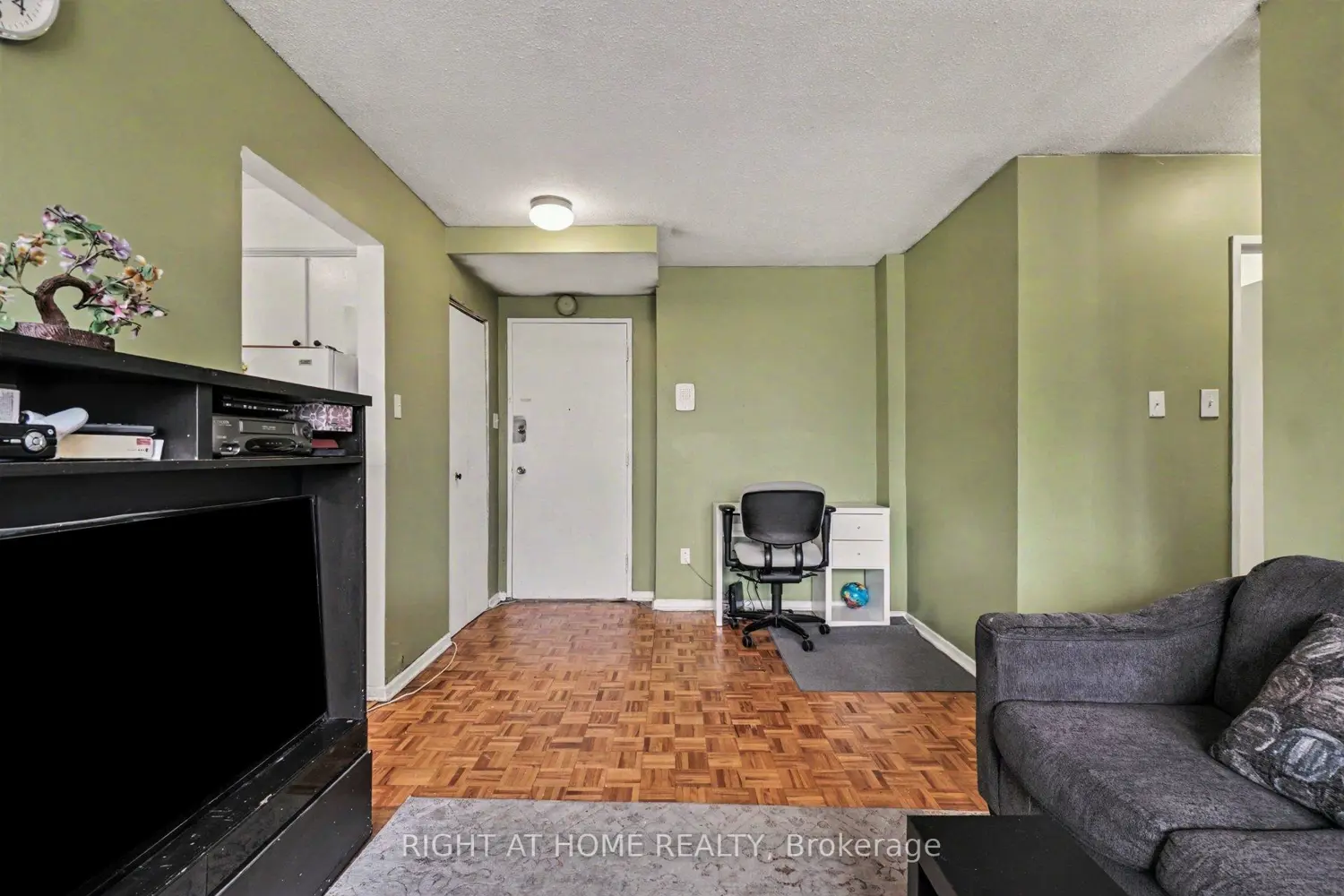 2044 Arrowsmith Drive 305B photo 5
