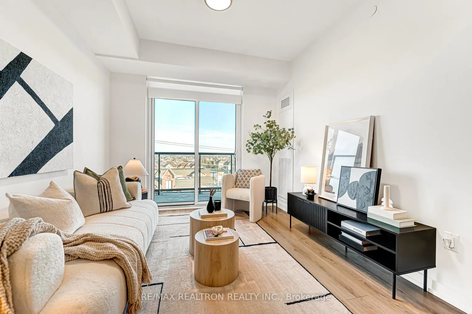 Additional image 9 of 10 Lagerfeld Drive 511
