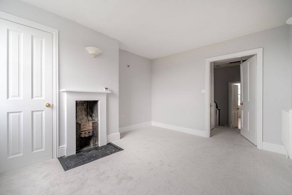 Additional image 9 of 6 bed town house to rentSuffolk Square, Cheltenham GL50