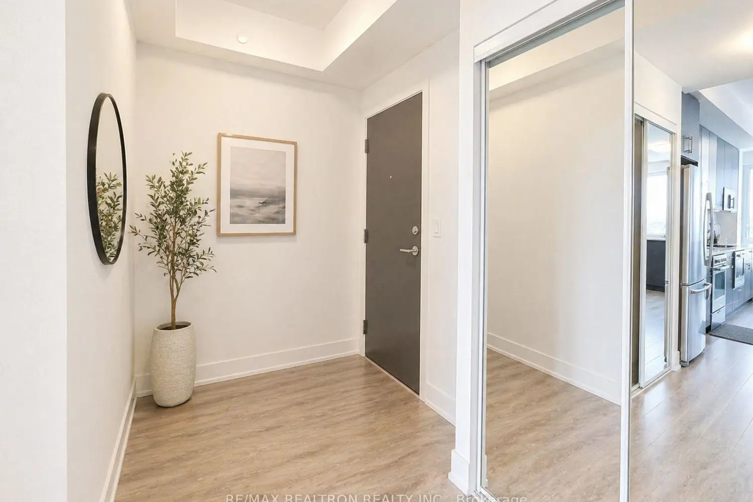 Additional image 2 of 9608 Yonge Street 606