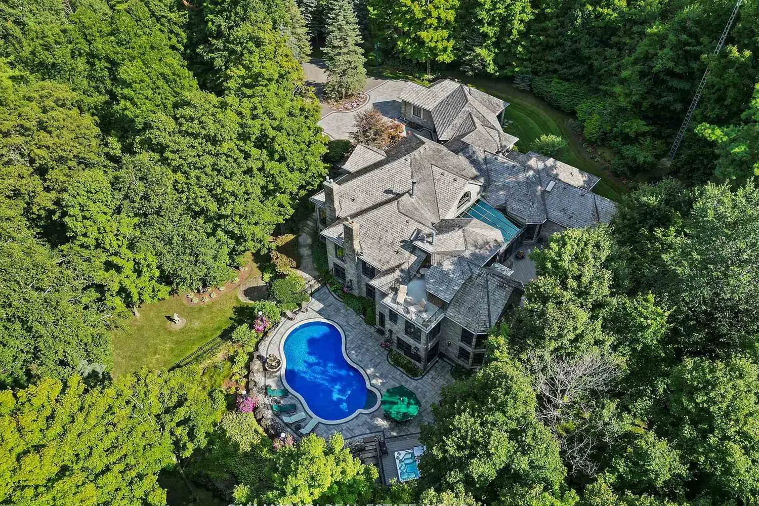 10140 Pineview Trail
