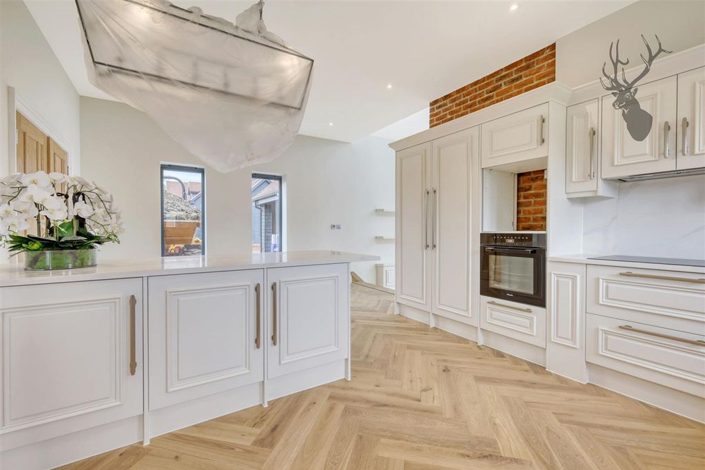 Additional image 6 of 4 bed detached house to rentMott Street, Loughton IG10