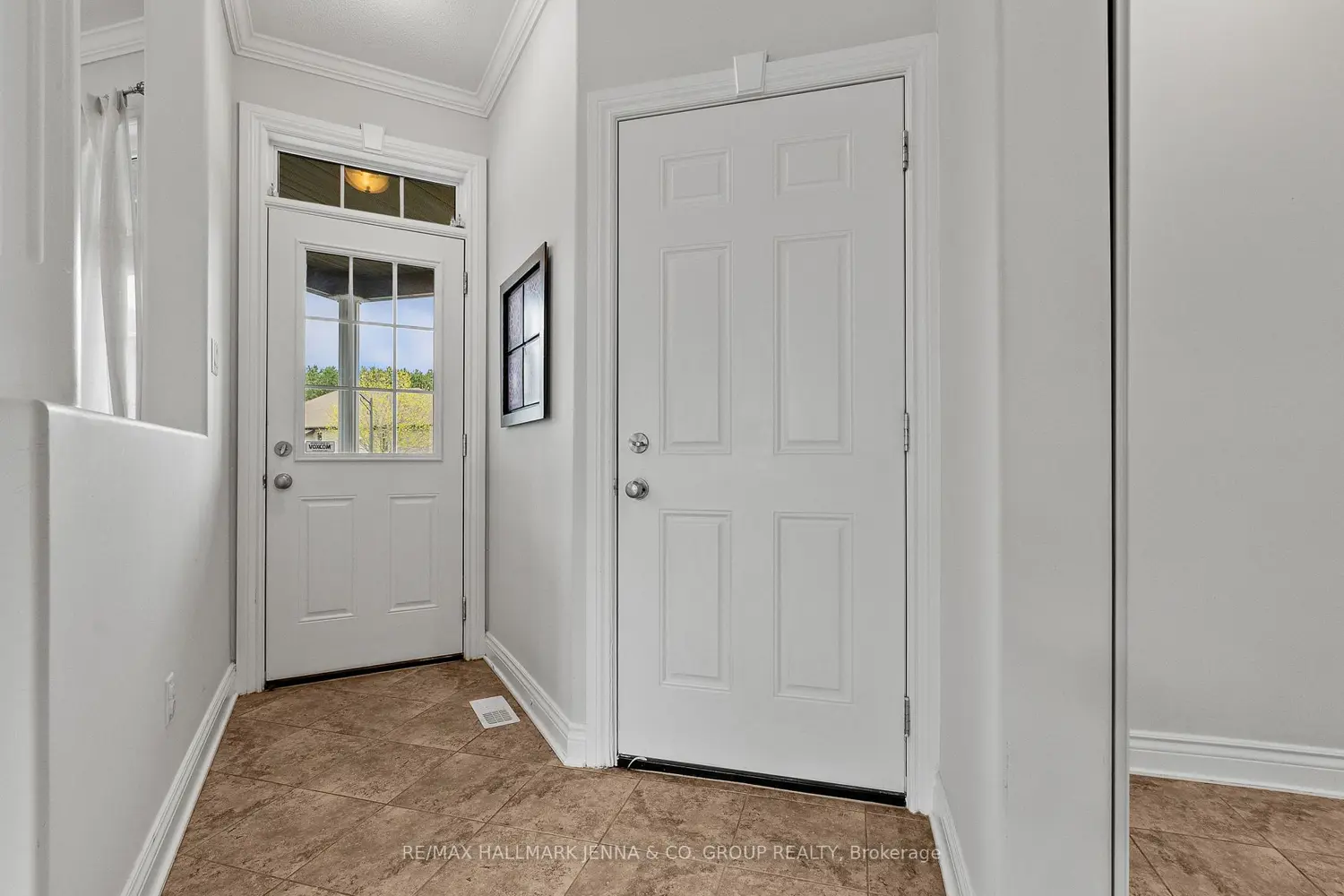 281 Topaze Crescent photo 2