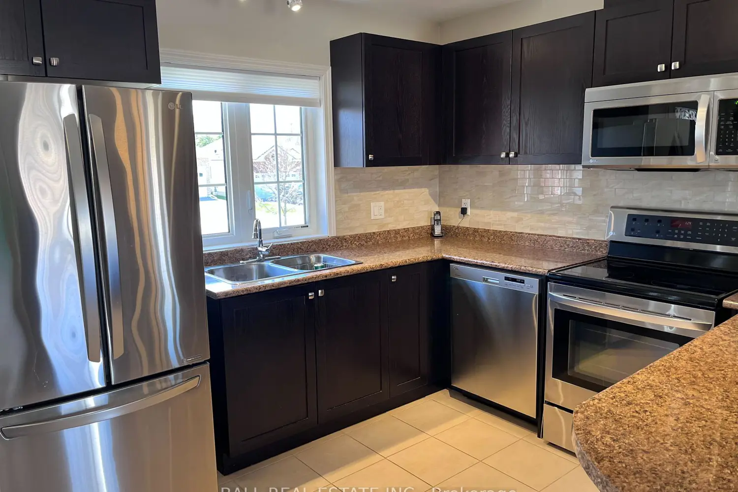 6 Maple Avenue photo 4