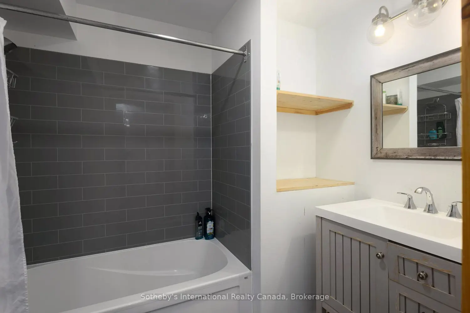 Additional image 3 of 210 Arlberg Crescent