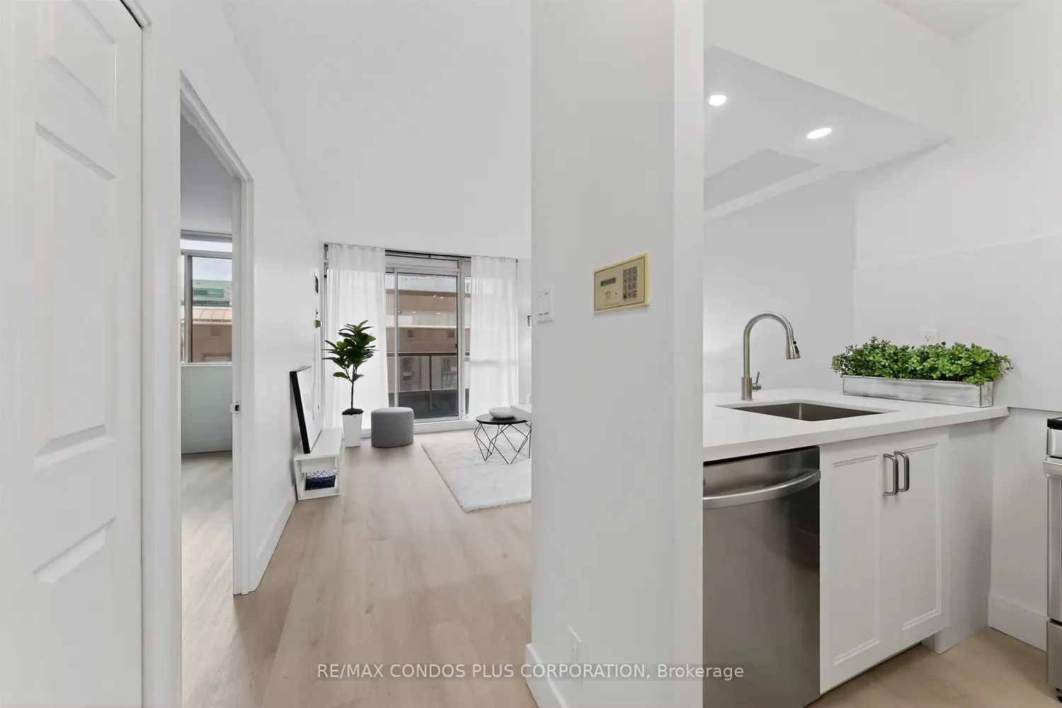 Additional image 7 of 736 Bay Street 1601