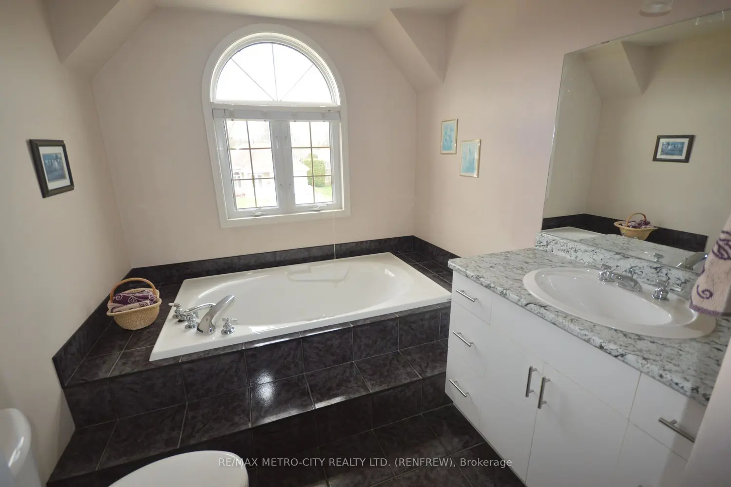 Additional image 9 of 225 Vanier Crescent