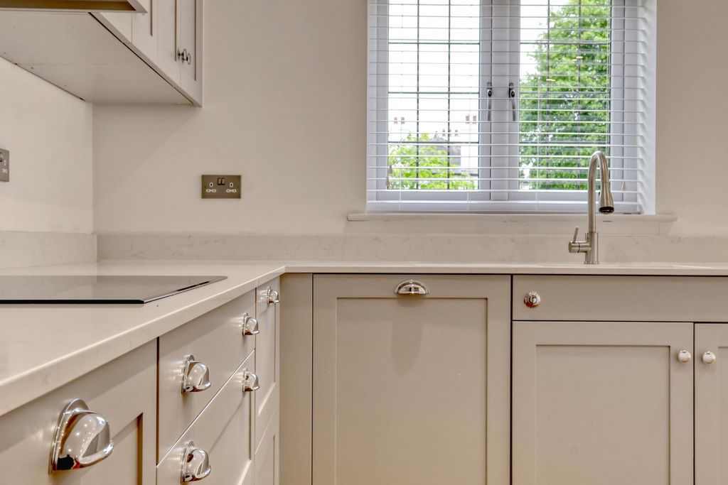 Additional image 12 of 2 bed flat to rentShenfield Road, Brentwood CM15