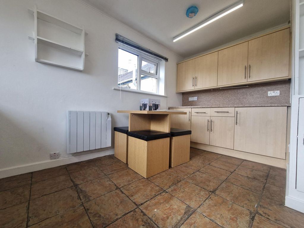 2 bed flat to rentThe Square, Pentraeth LL75 photo 3