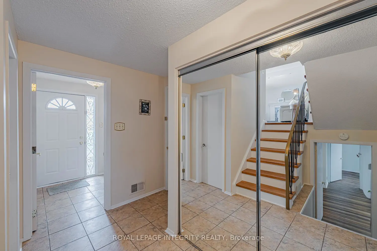664 Glenhurst Crescent photo 3
