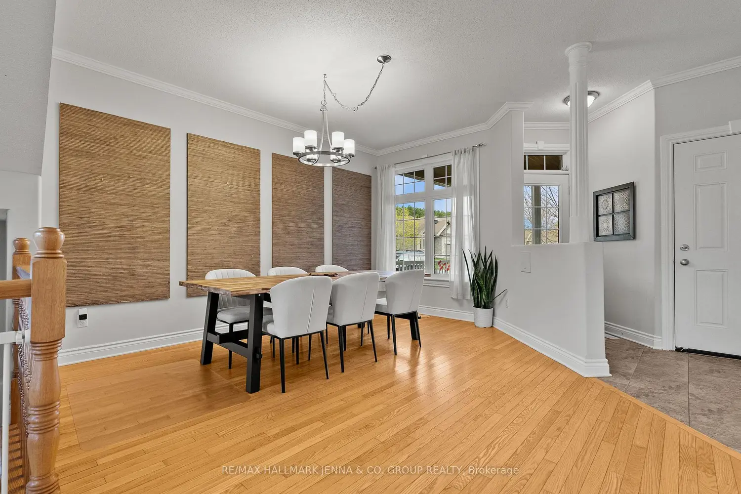 281 Topaze Crescent photo 3