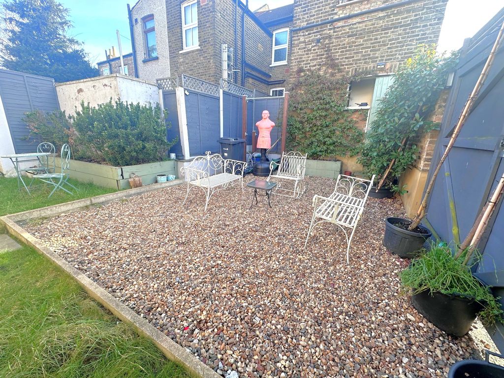 Additional image 3 of 4 bed detached house to rentBuntingbridge Road, Ilford IG2
