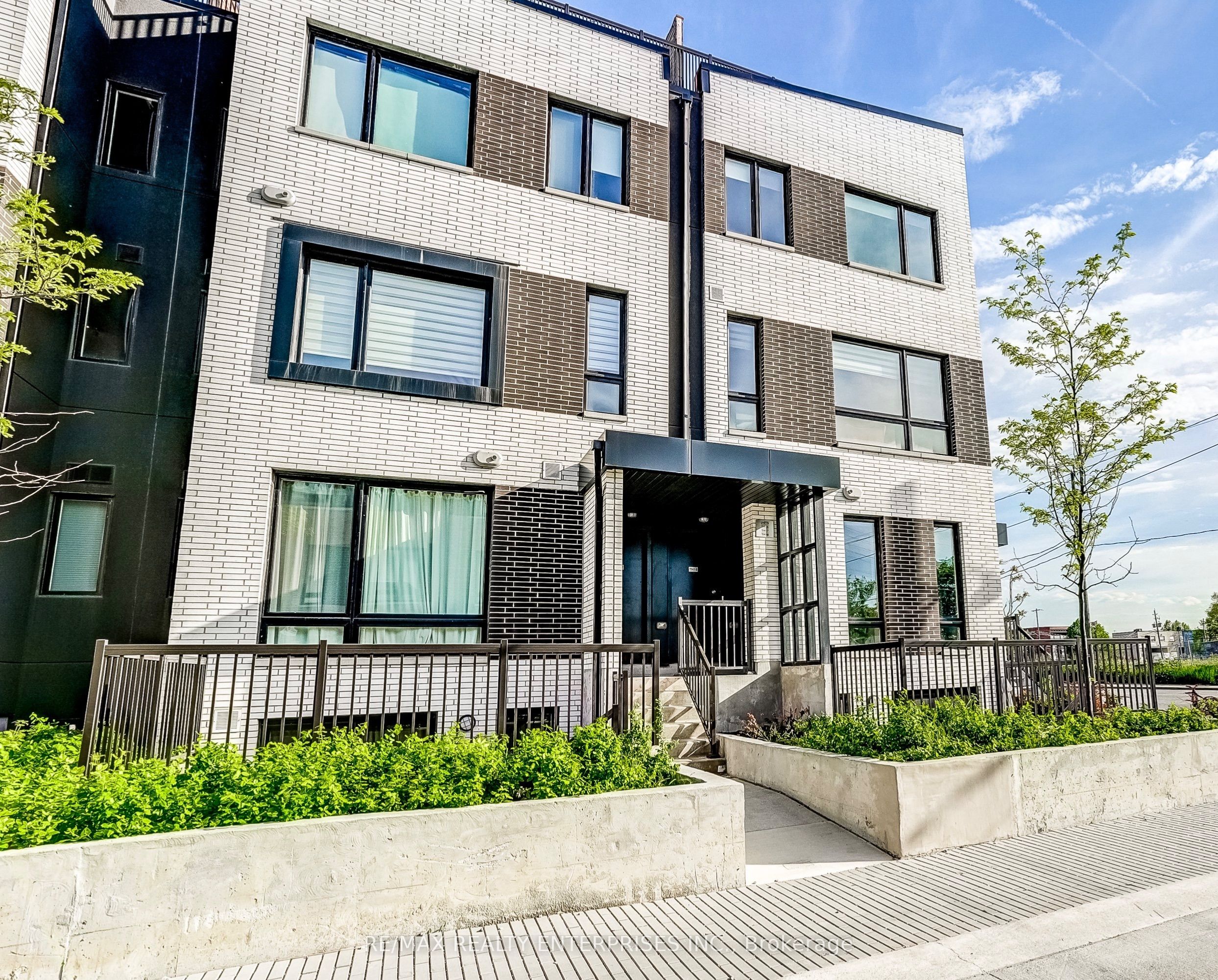 16-40 Ed Clark Gardens, Toronto, ON, M6N 0B5