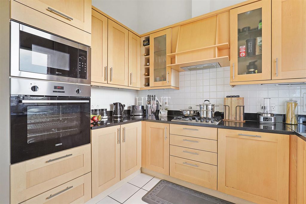 Additional image 7 of 2 bed flat to rentBrandesbury Square, Repton Park, Woodford Green, Essex IG8