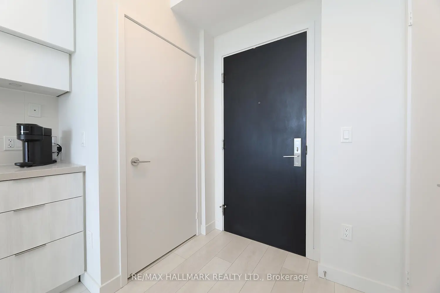 Additional image 4 of 8 Eglinton Avenue 5009