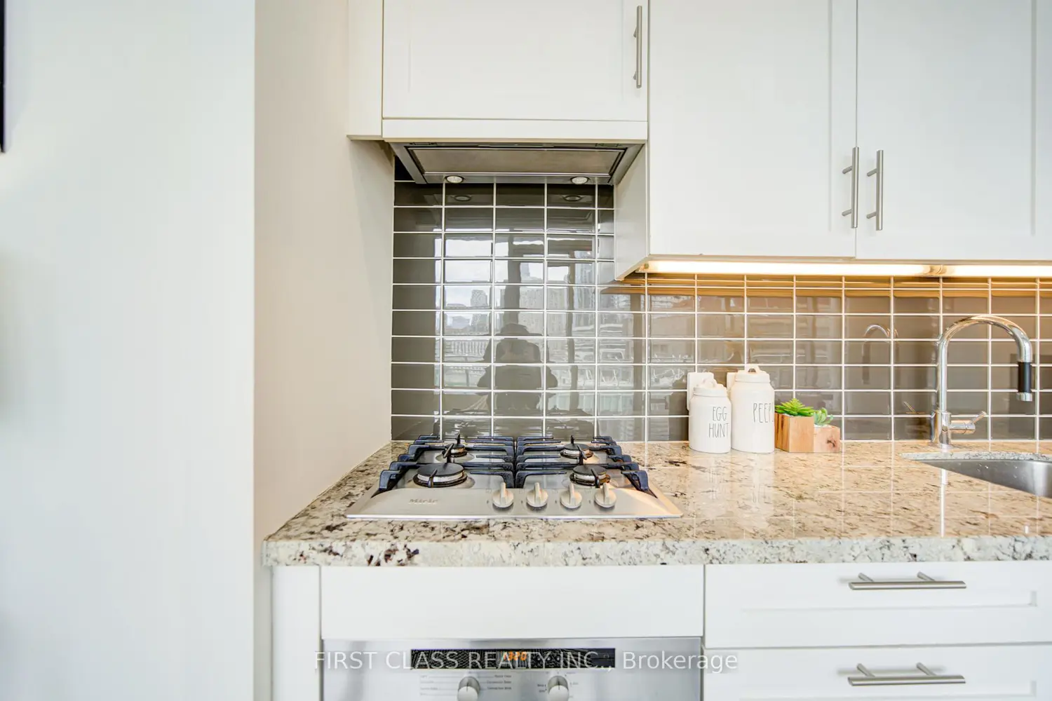 Additional image 9 of 39 Queens Quay 402