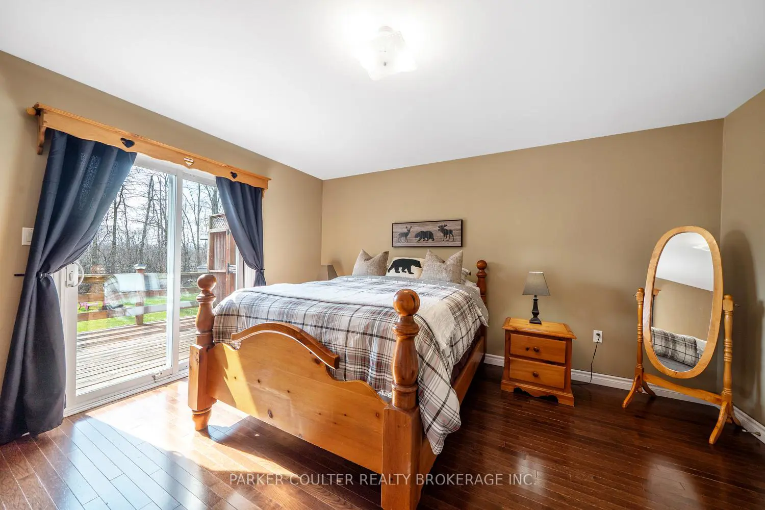 4676 Zachary Crescent photo 5
