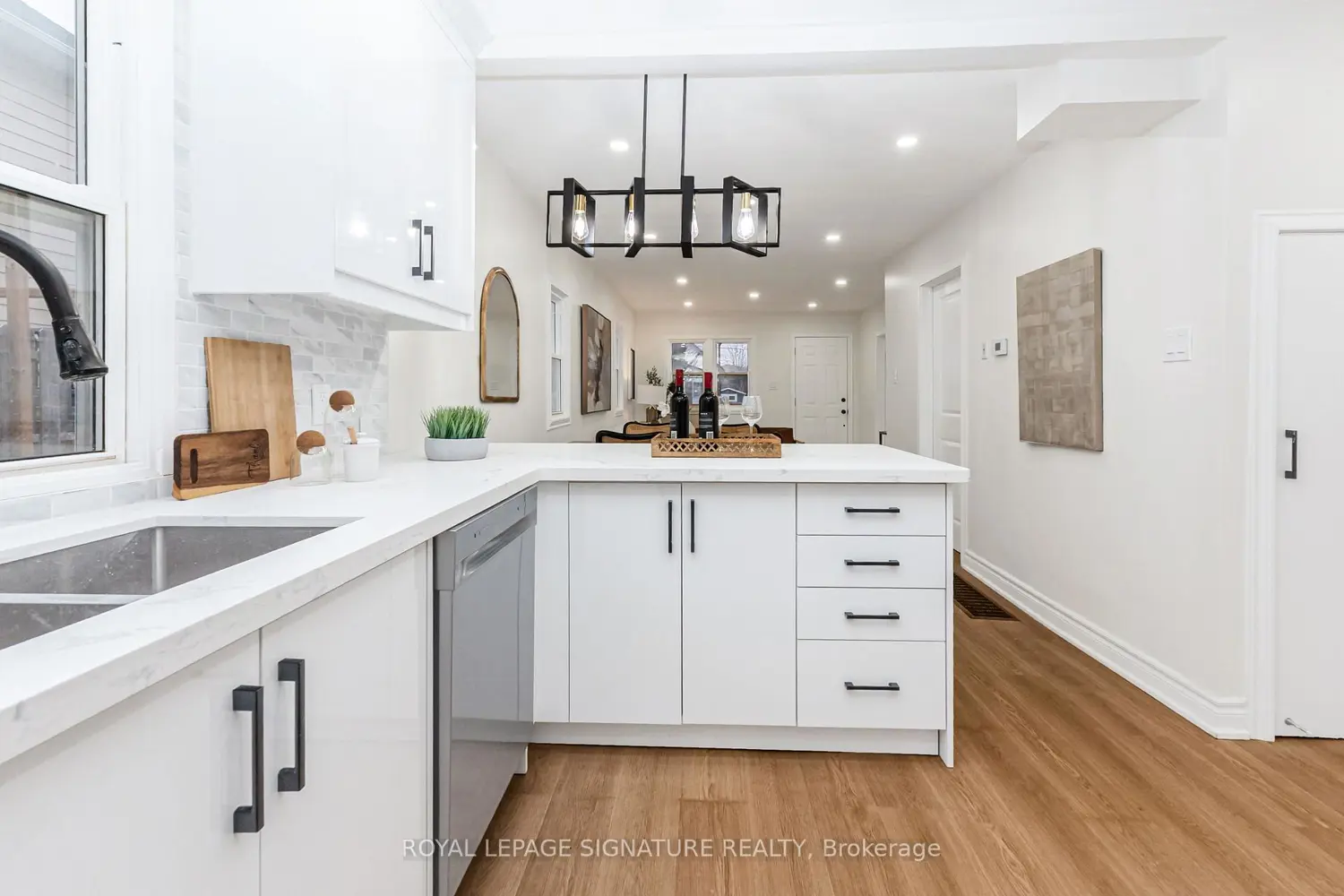 Additional image 8 of 377 Adelaide Avenue