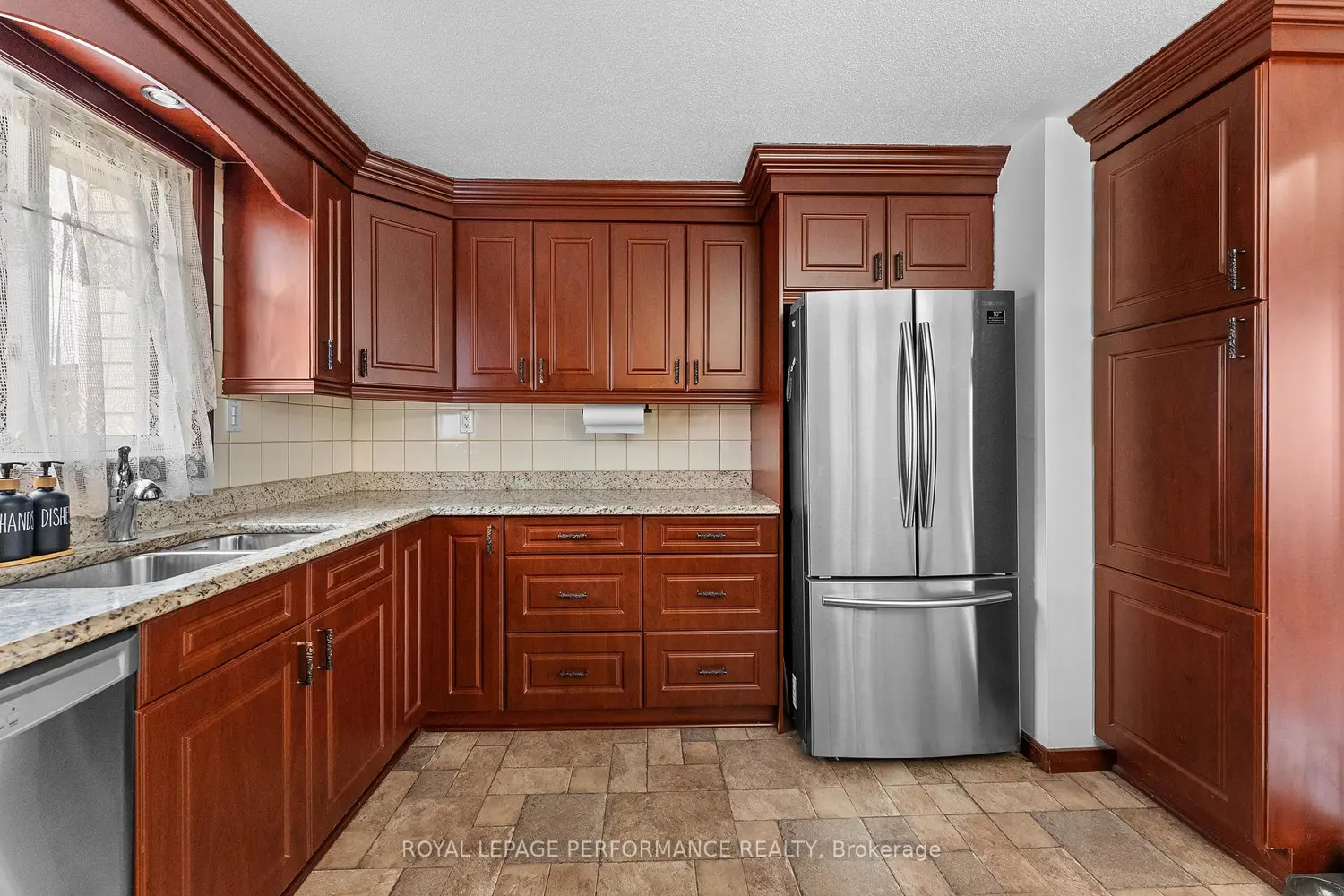 420 Hatfield Crescent photo 3