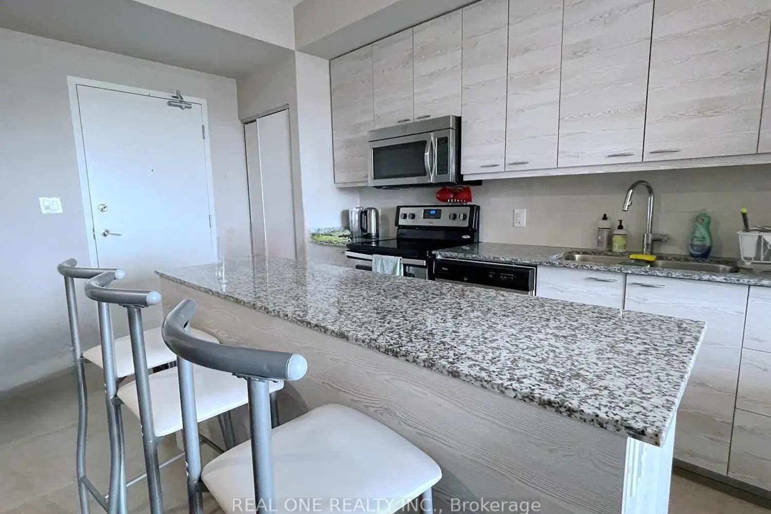 280 Lester Street 514 photo 3