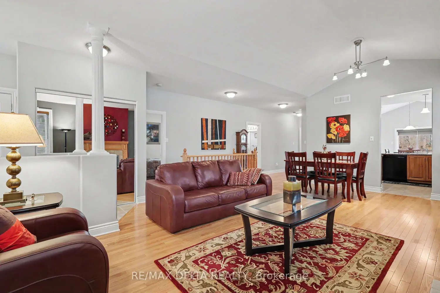 128 Topaze Crescent photo 3