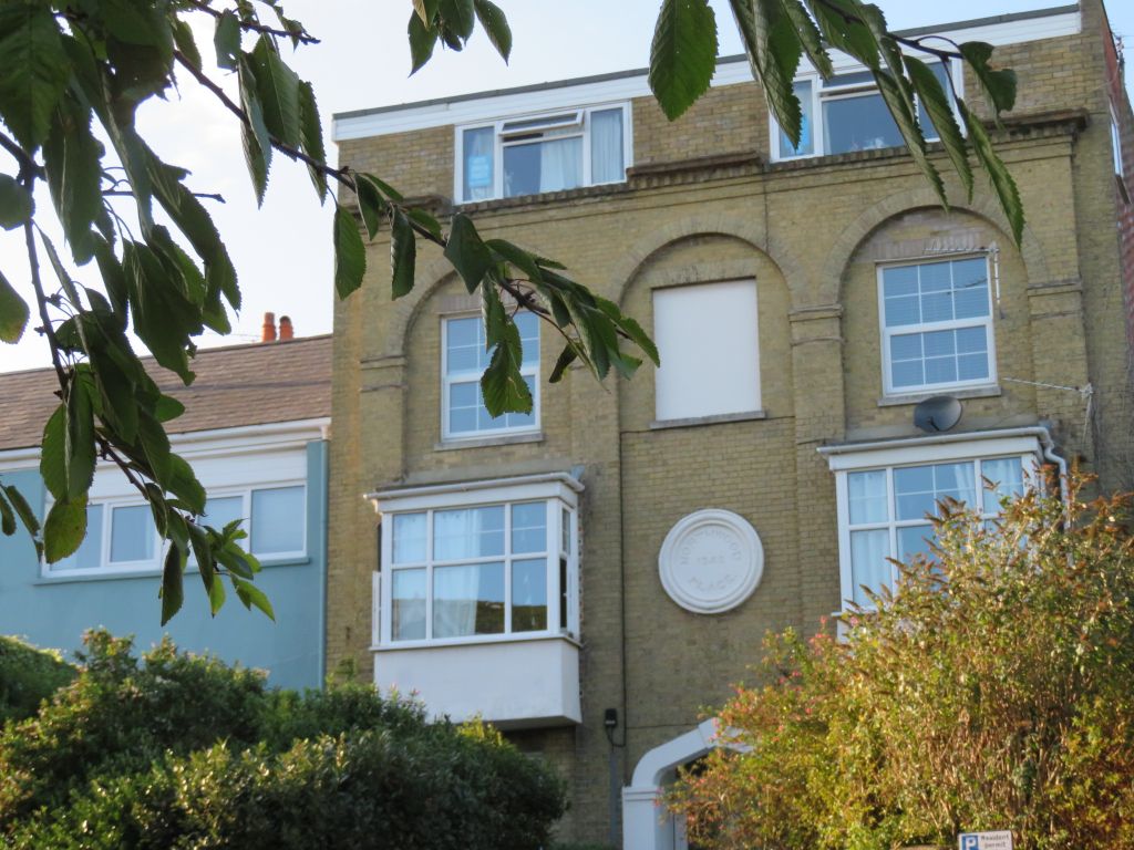 2 bed flat to rentTerminus Road, Cowes PO31
