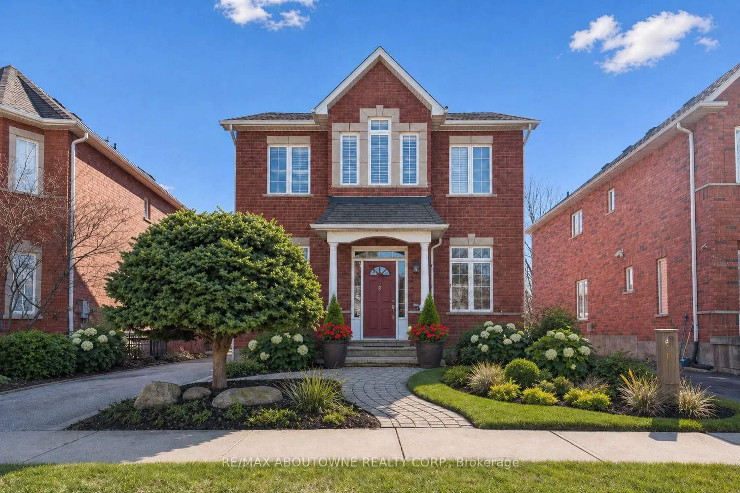2484 Capilano Crescent