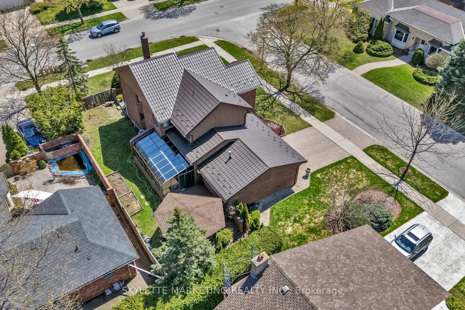 2 Deer Valley Crescent