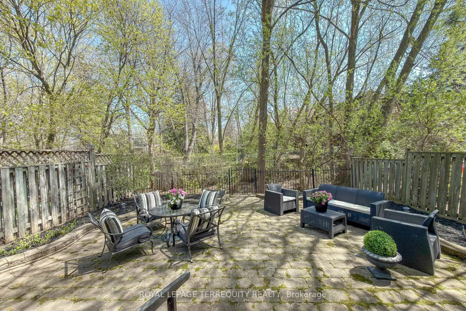 3076 Lakeshore Road