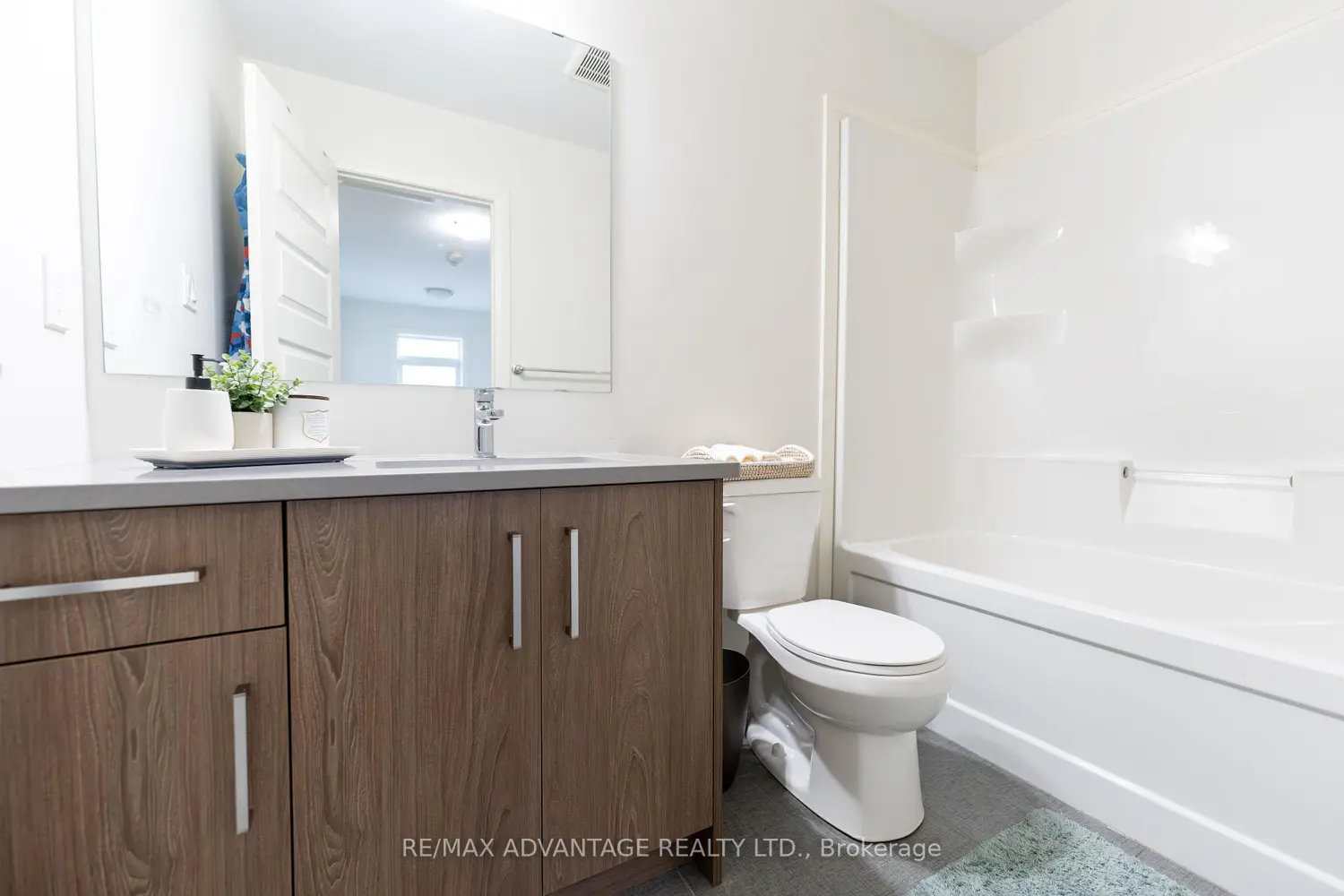 Additional image 14 of 3260 Singleton Avenue 130