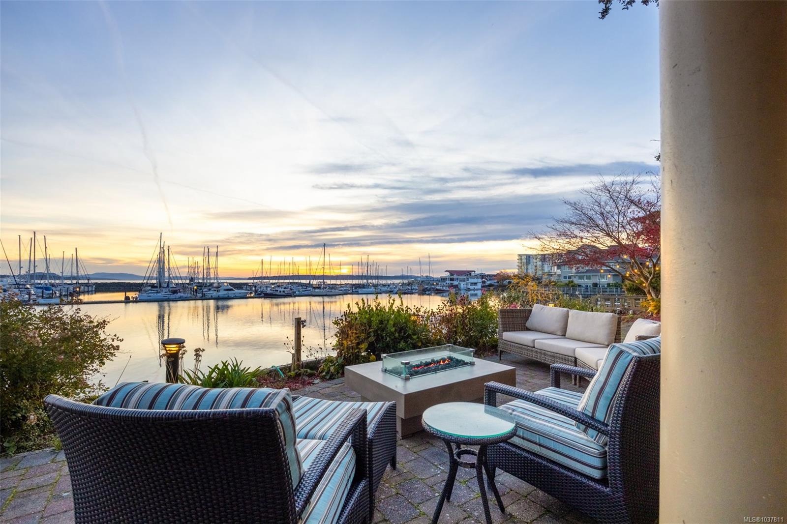 101-9949 Third Street, Sidney, BC, V8L 3B1