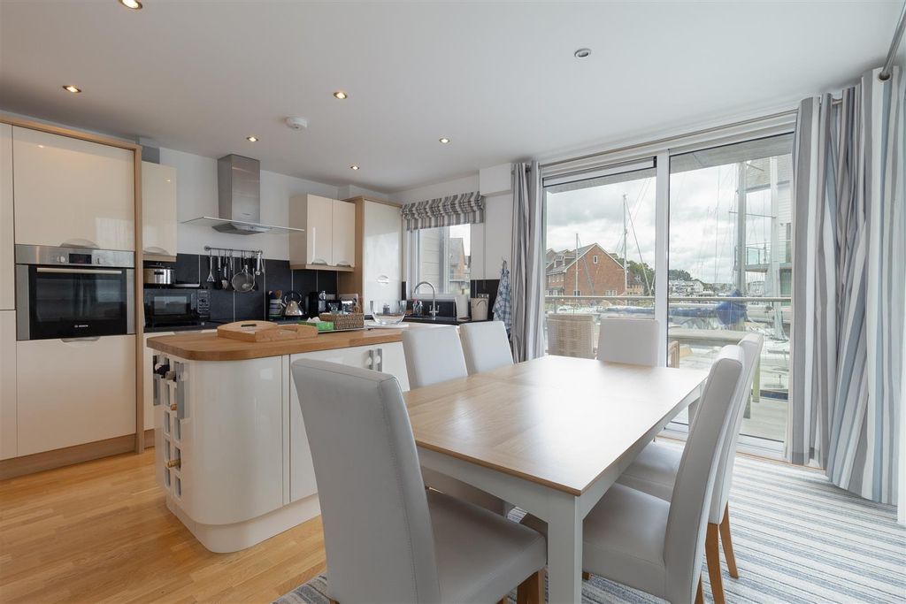 Additional image 2 of 3 bed property to rentHeron Square, Island Harbour, Newport PO30
