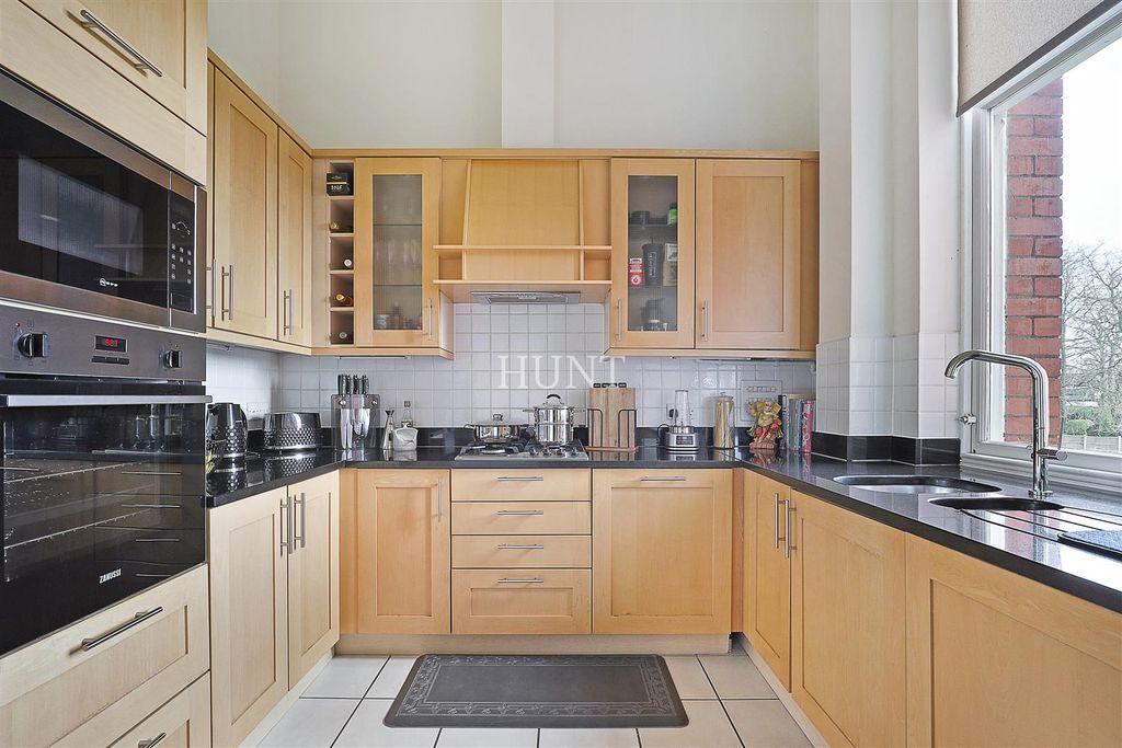 Additional image 2 of 2 bed flat to rentBrandesbury Square, Repton Park, Woodford Green, Essex IG8