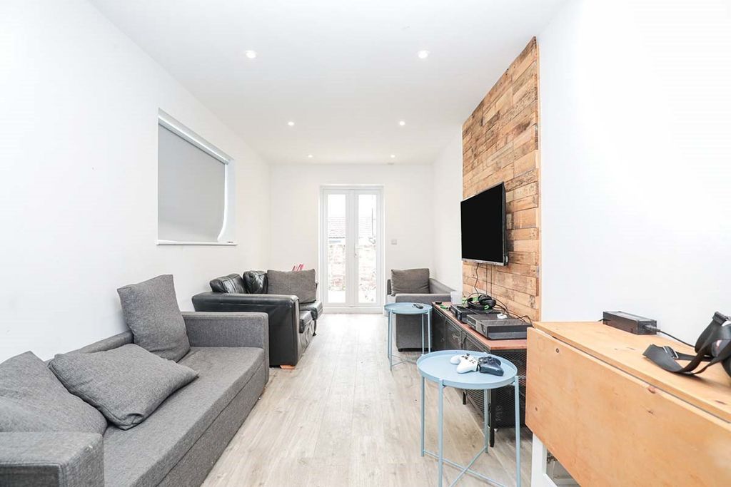 Additional image 5 of 7 bed shared accommodation to rentTelephone Road, Southsea, Hampshire PO4