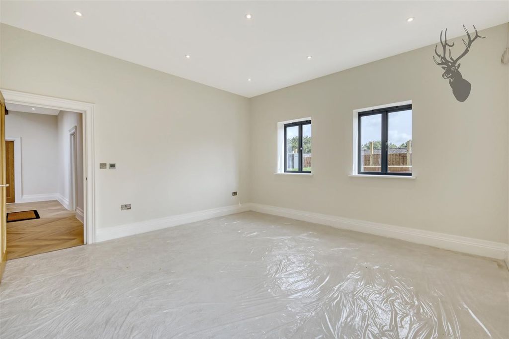Additional image 26 of 4 bed detached house to rentMott Street, Loughton IG10