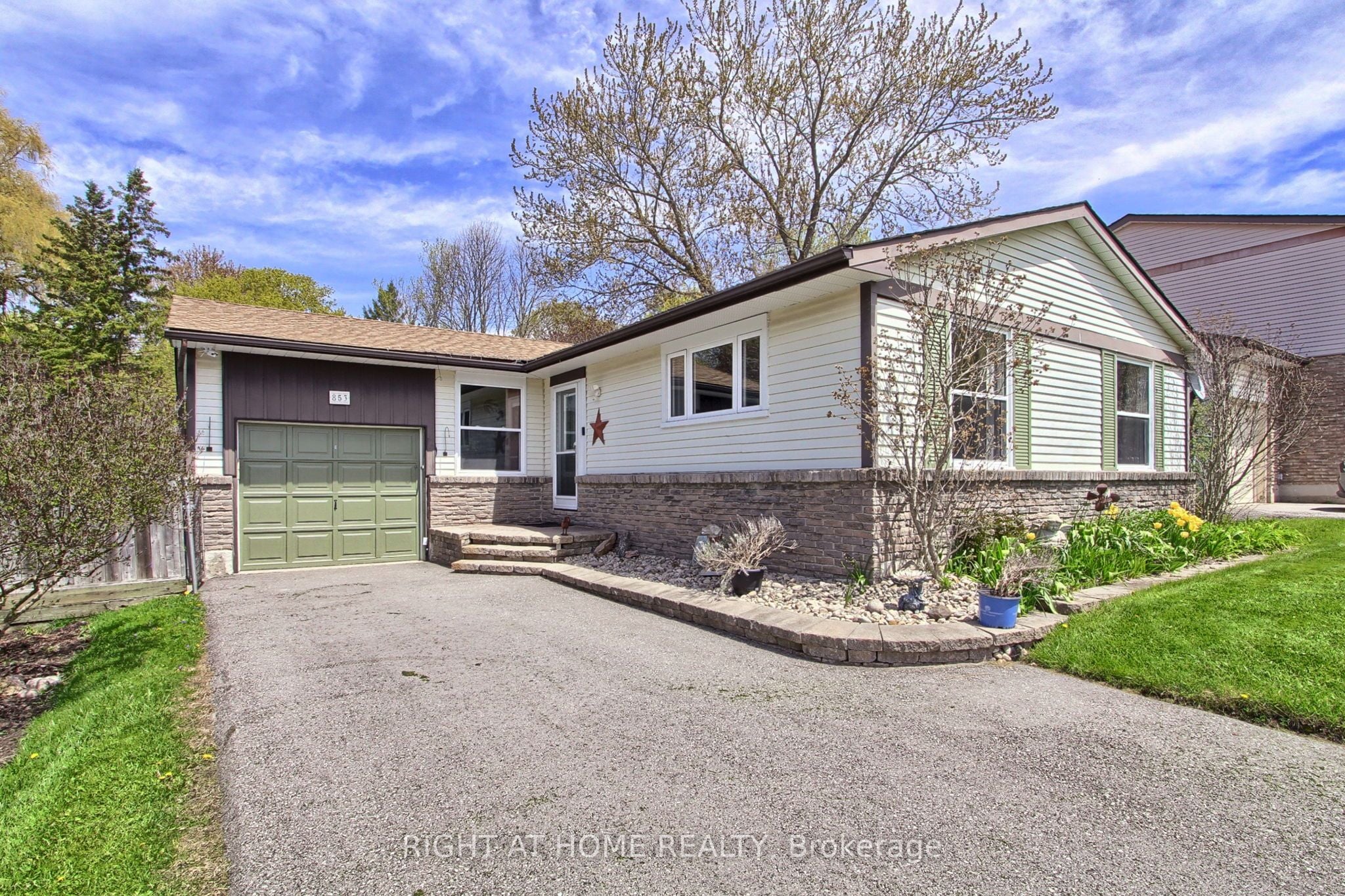 853 Magnolia Avenue, Newmarket, ON, L3Y 5H5