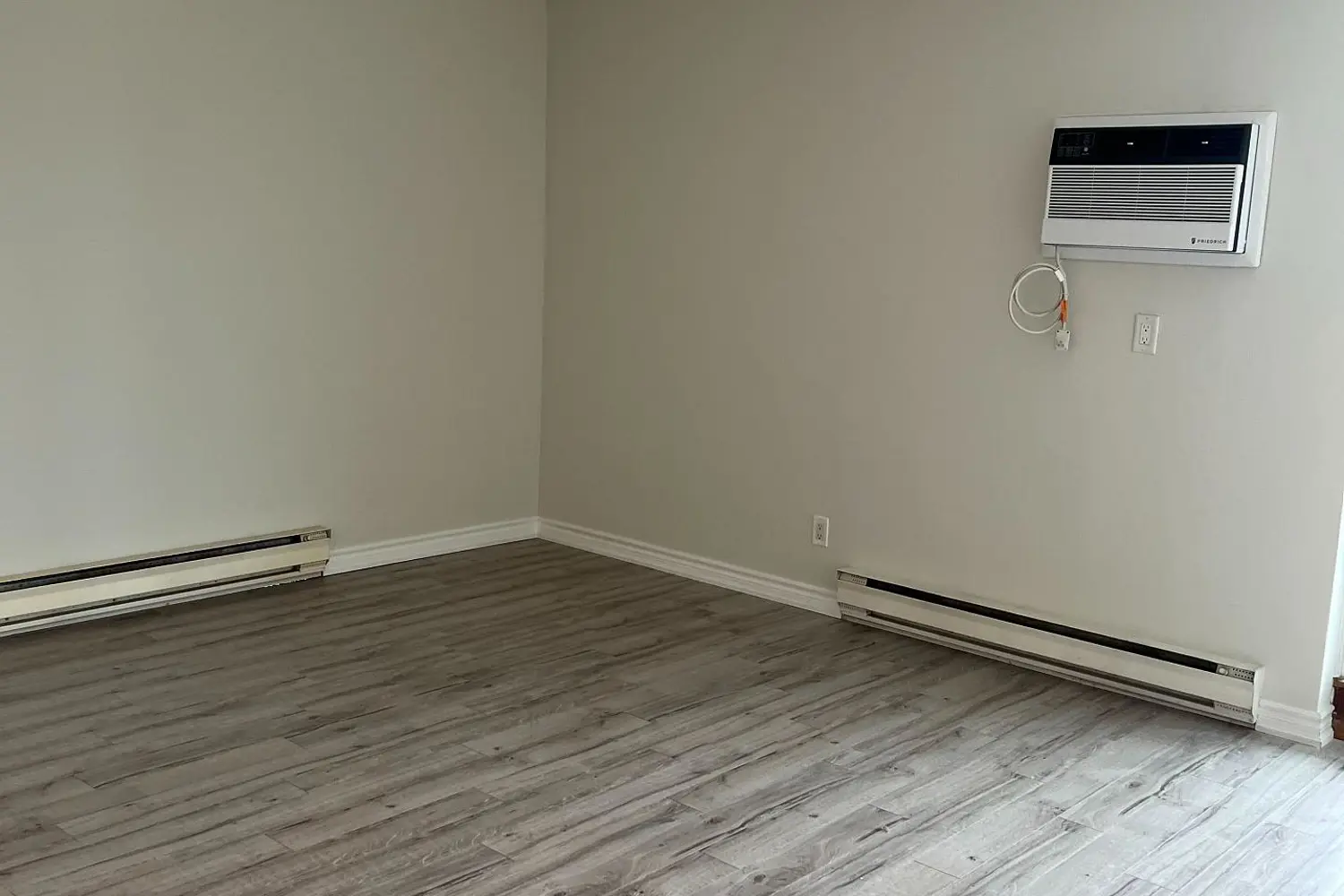Additional image 8 of 4692 Crysler Avenue 302