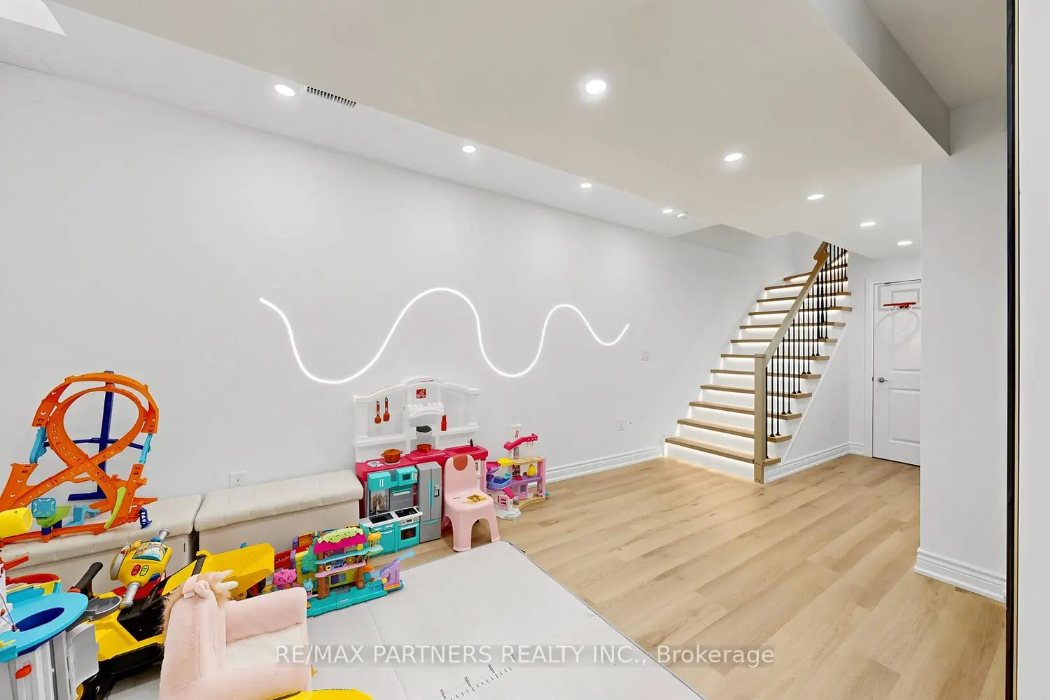Additional image 17 of 9092 Woodbine Avenue