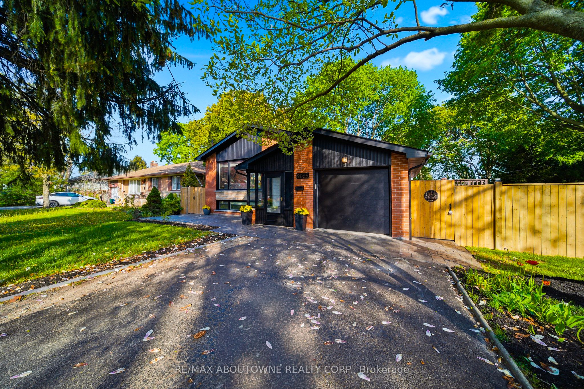 Additional image 2 of 2066 Rebecca Street, Oakville, ON, L6L 2A2