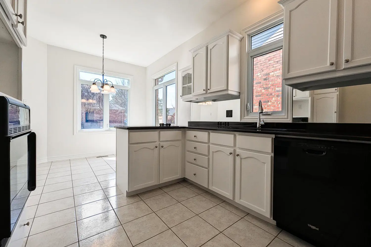 Additional image 11 of 400 Ambleside Drive 10