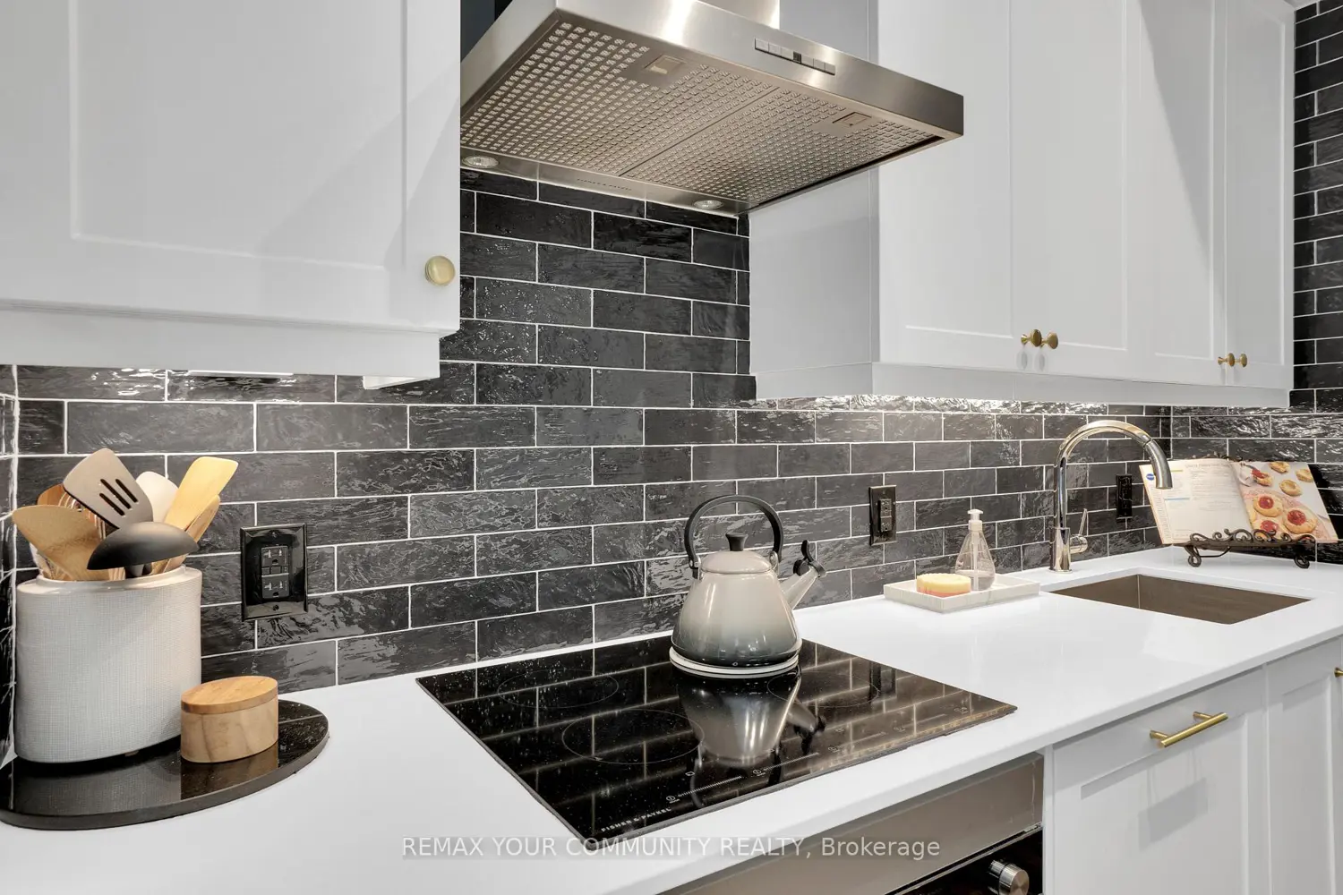Additional image 6 of 9085 Jane Street 523
