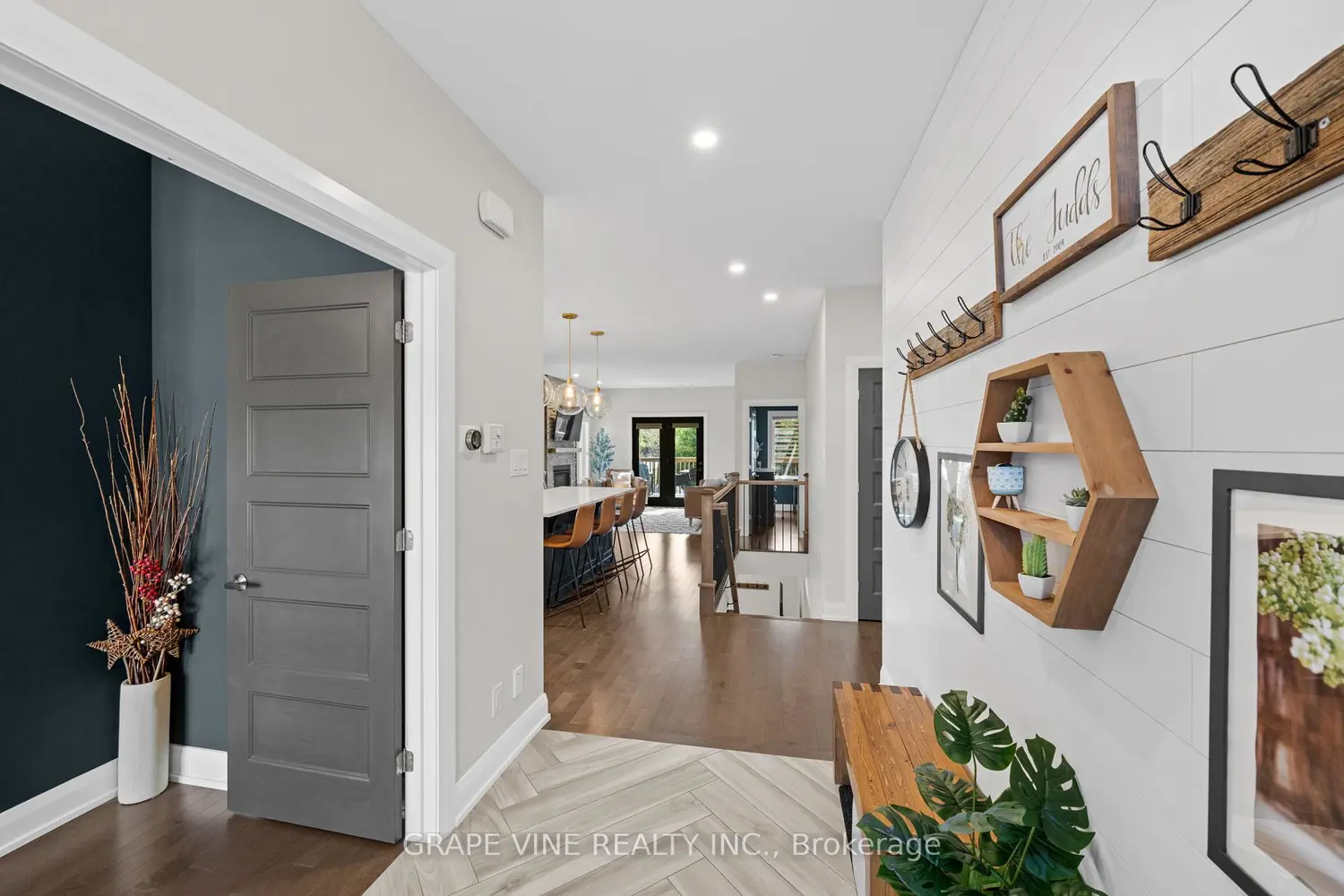 601 Meadowridge Circle photo 2