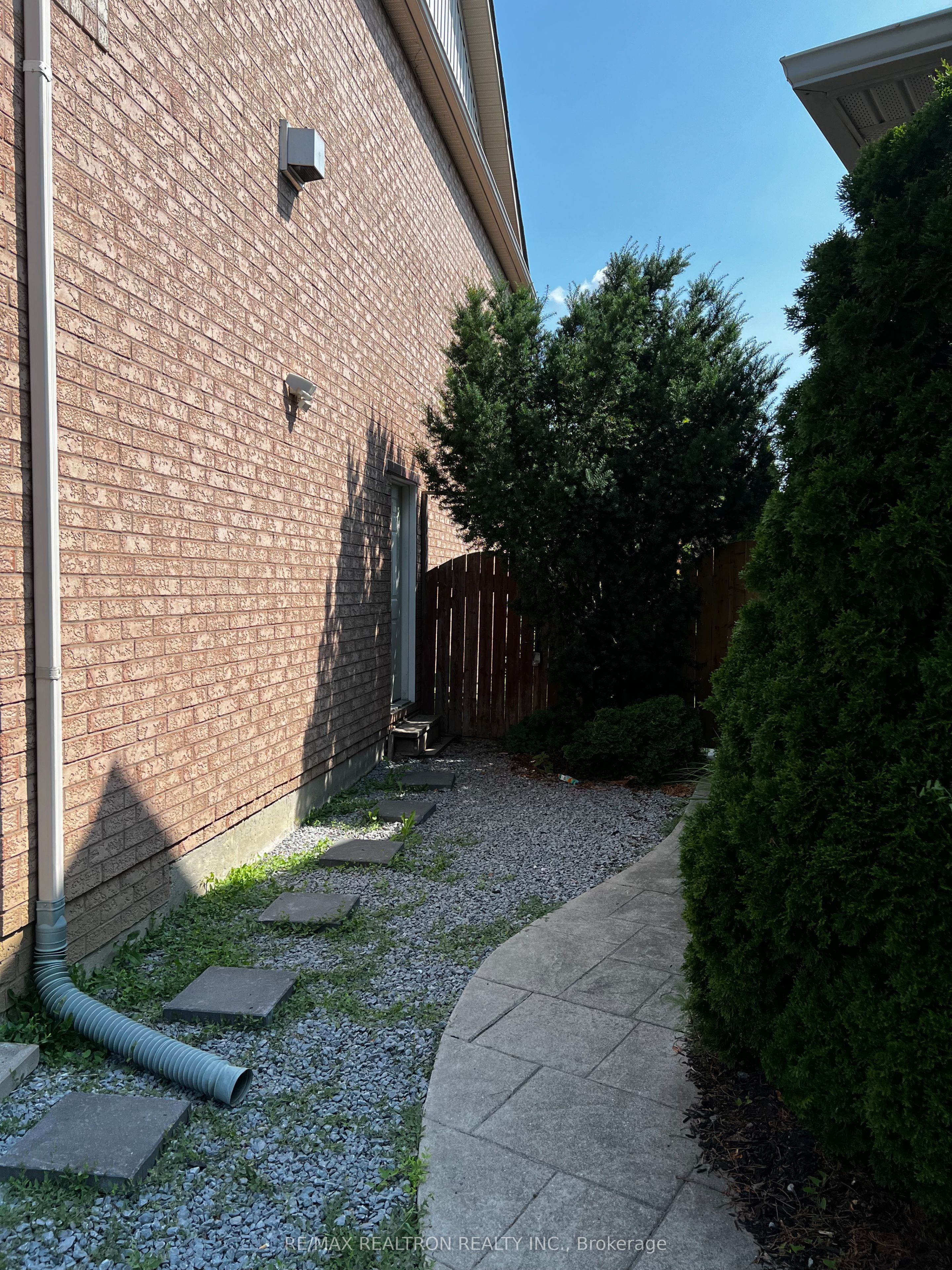 Additional image 2 of lower-85 Watkins Glen Crescent, Aurora, ON, L4G 7S6