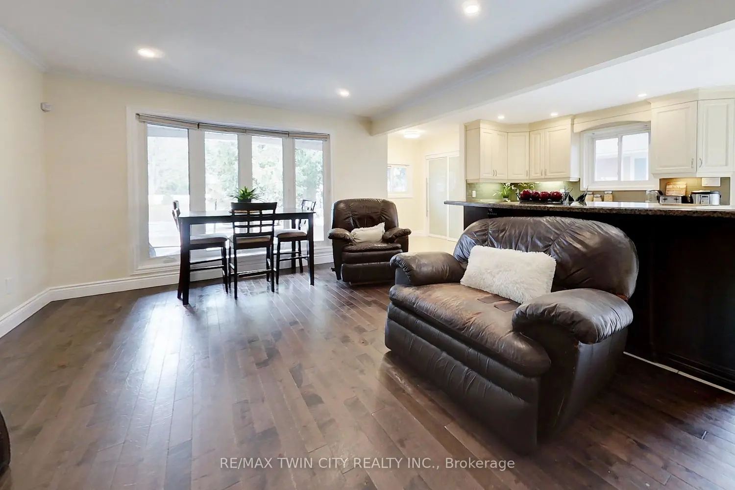 163 Pinegrove Crescent photo 5