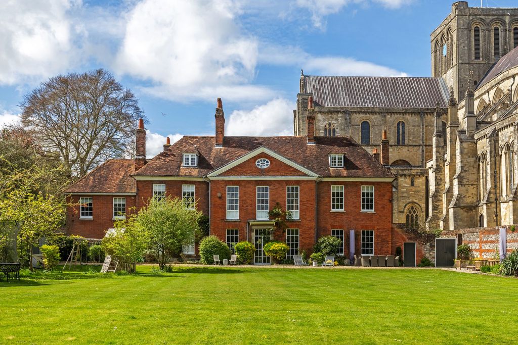 8 bed detached house to rentThe Close, Winchester SO23