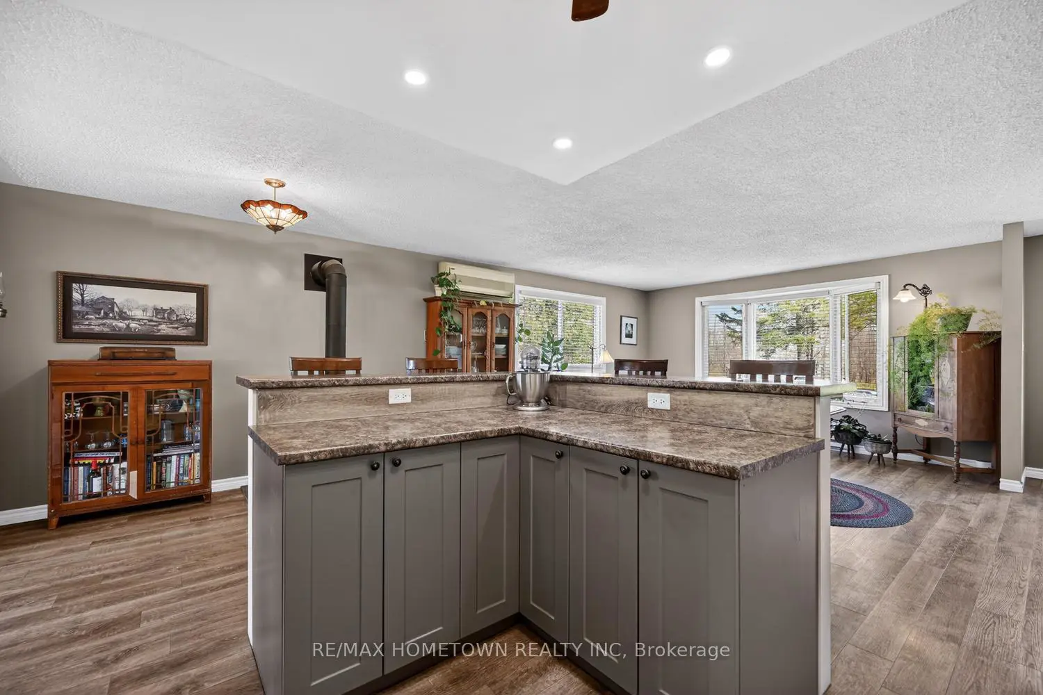 9604 Mckay Road photo 3