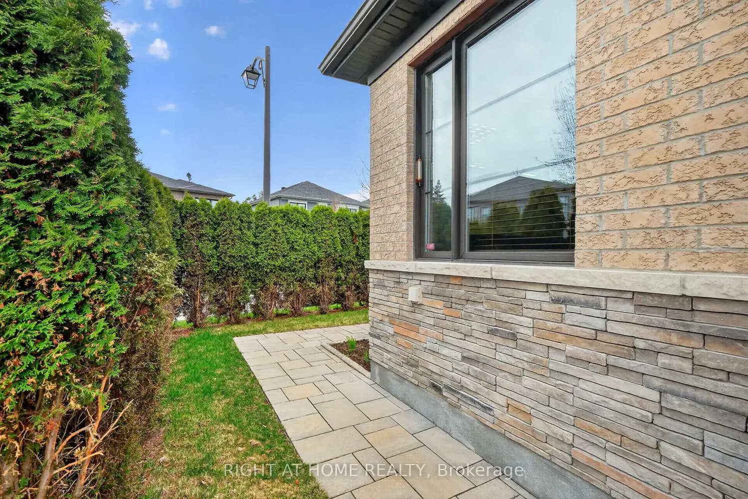 44 Hawks Landing Crescent